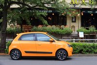 ボディーカラーには試乗車の「ジョン マンゴー」を含む、全5色が用意されている。