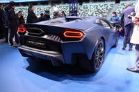 マフラーエンドはリアセンターの高い位置にレイアウトされている。