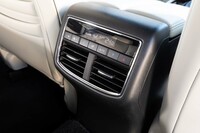 センターコンソールの後端には、2列目シート用の空調スイッチおよび送風口がレイアウトされる。