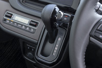 「ソリオ バンディット ハイブリッドMV」と「ソリオ ハイブリッドMZ」(ソリオの最上級グレード)は新たに電動パーキングを採用。これに伴いアダプティブクルーズコントロールに全車速追従機能と停止保持機能が付いた。