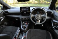 試乗車は、東京オートサロンで展示された個体そのもので、内装の各所にアルカンターラのトリムやカーボンパーツを装着。カーボンパーツは一部販売しているが、アルカンターラトリムについては、今のところ販売の予定はないという。