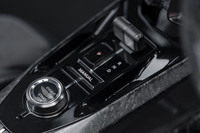 走行モードはセンターコンソールのロータリースイッチ(写真左下)で行う。「スポーツ」がデフォルトで、「ピュアEV」「スポーツ+」「レース」を加えた計4種からセレクト可能。