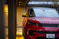 ボディーパネルの継ぎ目は極めて滑らかに処理される。「レンジローバー」はボンネットの中央がくぼんでいるのに対し、「レンジローバー スポーツ」は盛り上がっている。