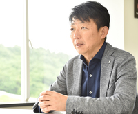 次期「カローラハッチバック」の走りについて語る小西さん。「C-HR」比で重心を60mm低めた同車では、より安定した走行感覚が得られるという。