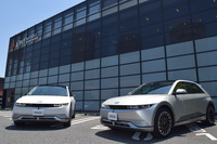 東京・江東区の「A PITオートバックス東雲」の一角に設けられた「ヒョンデモビリティラウンジ東京ベイ東雲」。ヒョンデとオートバックスの協業拠点としては京都四条に続く2店舗目で、試乗や購入相談のほか、納車、点検整備およびメンテナンスなどが行われる。