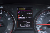 「I」「S」「S#」の3種類からパワーユニットの制御を選べる「SIドライブ」。最近のスバル車ではステアリングホイールのスポークにスイッチが備わるが、「WRX STI」ではセンターコンソールのダイヤルで操作する。