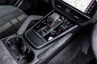 空調やインフォテインメントシステムの操作スイッチが並ぶセンターコンソールパネルの基本デザインは「パナメーラ」と共通。トランスミッションは「ティプトロニックS」と呼ばれる8段ATが採用されている。