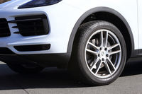 試乗車の20インチアルミホイール。タイヤのサイズは、ドライビングダイナミクスの向上を図るべく、後輪の方が大きくなっている(前:275/45ZR20、後ろ:305/40ZR20)。