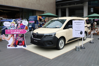 チャラン・ポ・ランタンのボーカルである、ももの新しい愛車「グランカングー」も展示された。