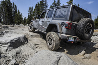 ラダーフレームシャシーや前後のリジッドアクスル式サスペンションといった、悪路走破性を高めるディテールはきっちりと守られている。