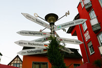 ニュルブルクのふもと、アデナウの街で見かけたステキな標識(?)。鈴鹿まで9365kmか。ずいぶん遠くへ来たもんだ……。