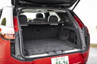 荷室の容量は647リッター。フロアボードの下にはフルサイズのスペアタイヤがおさめられている。
