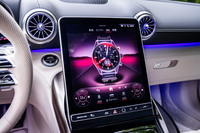 「AMGダイナミックセレクト」で「スポーツ+」を選択し、センターディスプレイにストップウオッチ機能を表示させた様子。画面に「IWCパイロットウオッチクロノグラフ」をモチーフとしたアニメーションが映し出される。