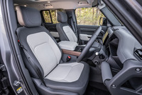 今回の試乗車は、「ライトオイスター/ルナ」のコンビネーションカラーが選択されたロバステックとウインザーレザー仕立てのシートを装備していた。