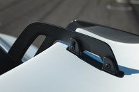 スワンネックタイプの大型リアウイングは4段階で迎え角の調整が可能。サイドブレードの下部に外側に向けて角度がつけられたのが新しい。