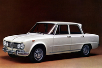 1965年に追加された高性能版の「ジュリアスーパー」は1967年にマイナーチェンジし、さらに1969年にはエンジンを98psから102psにパワーアップした(写真のモデル)。日本で最も知られた初代ジュリア ベルリーナであろう。