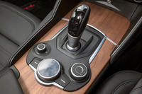 トランスミッションは8段ATのみ。シフトレバーの周辺には、走行モードのセレクトダイヤルやインフォテインメントシステムの操作スイッチが並ぶ。
