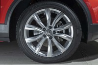 「TDIスポーツ」では18インチのタイヤ&ホイールが標準。試乗車はファルケンのSUV向けフラッグシップタイヤ「アゼニスFK453CC」を履いていた。