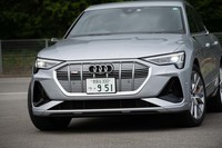 他のアウディのSUVファミリーと同じ八角形のシングルフレームグリルを備えたフロントマスク。