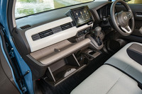 標準車「L Honda SENSING」のインストゥルメントパネルまわり。視覚的な質感の高さと、使い勝手のよい収納スペースが特徴として挙げられる。