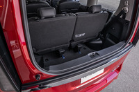 リアゲートのウィンドウ部分が開く「デュアルバックドア」の開口部から荷室をのぞいた様子。大人が床に置いた荷物に手が伸ばせる開口高に設定されている。