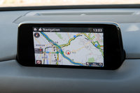 インフォテインメント関連では、マルチメディアシステム「マツダコネクト」が、新たに携帯端末のミラーリング機能である「Apple CarPlay」「Android Auto」に対応した。