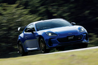 2025年11月に発表された「BRZ STI SportタイプRA」。スーパー耐久シリーズで得た知見が全面的に取り入れられており、シフトダウン時に自動でエンジン回転数を合わせるレブシンクや、アクセルを戻さずにシフトアップの操作を可能とするフラットシフトなどの機能が搭載される。
