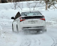 雪道を走る、「アイスナビ8」装着の「プリウス」。今回の試乗では、雪面をしっかりとつかんでいる感触が得られた。