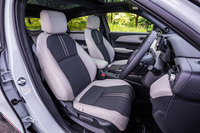 「ヴェゼルe:HEV PLaY」のフロントシート。内装色は、外装色にかかわらず、ライトグレージュとブラックでコーディネートされる「グレージュ」という仕様になる。