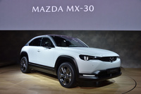 東京モーターショーで発表されたマツダ初の量産電気自動車「MX-30」。さまざまな企業が参加した2年9カ月の協業が、日本におけるEVの伸長に寄与することに期待したい。(写真:峰 昌弘)