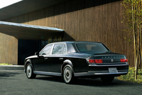 サスペンションは、前後ともマルチリンク式。18インチサイズのノイズリダクションホイールが装着されている。