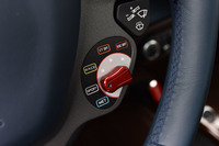 ステアリングホイールのセンターパッド右下にある走行モードのセレクター。ウエット/スポーツ/レース/CT OFF/ESC OFFの5種類が選べる。