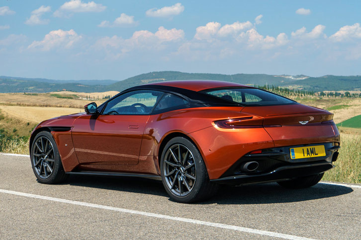「DB9」の後継を担う4座の2ドアクーペ「DB11」。車両構造やエンジン、内外装の意匠など、すべてが従来モデルから一新されている。