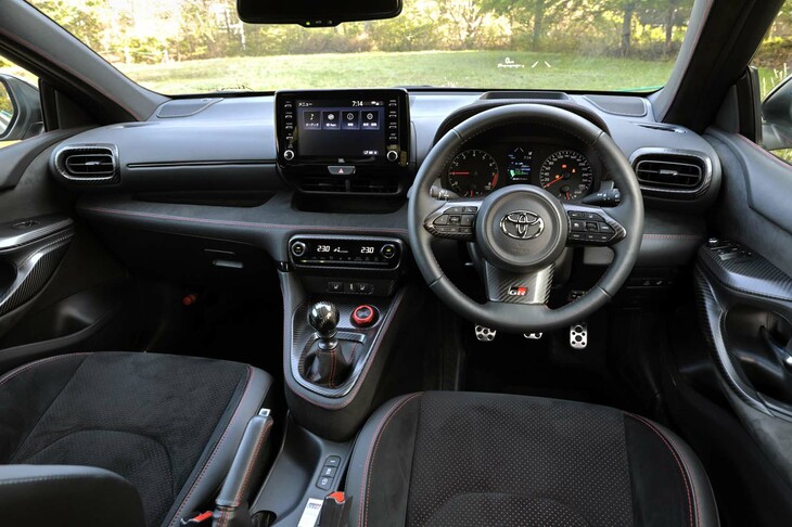 試乗車は、東京オートサロンで展示された個体そのもので、内装の各所にアルカンターラのトリムやカーボンパーツを装着。カーボンパーツは一部販売しているが、アルカンターラトリムについては、今のところ販売の予定はないという。