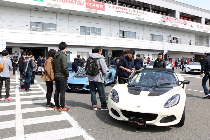 メーカーおよびインポーターのブースは、ピット内とピットの前方に展開。ロータスやモーガンなどのインポーターであるLCIの展示では、「ロータス・エリーゼ」や「エキシージ」などはもちろん、“自動車界のシーラカンス”(?)ことモーガンへの注目度も高かった。