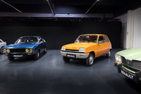 向かって右が1974年「5」の「TL」。当時のヨーロッパ車らしく、サイドミラーは左側のみ。向かって左が1972年「17」の同じく「TL」グレードで、彫りの深いフロントグリルやリアクオーターのルーバーに、アメリカ車の影響も感じ取れる。