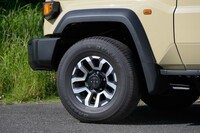 タイヤサイズは265/70R16で、試乗車はダンロップのオールテレインタイヤを装着していた。前軸のロッキングハブはオートで作動するが、「絶対に外れてほしくない」といった場合は、手動でロック状態にすることもできる。