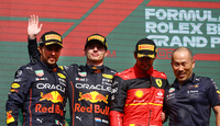F1第14戦ベルギーGPを制したレッドブルのマックス・フェルスタッペン(写真左から2番目)、2位に入ったレッドブルのセルジオ・ペレス(同左端)、3位でレースを終えたフェラーリのカルロス・サインツJr.(同右から2番目)。(Photo=Getty Images / Red Bull Content Pool)