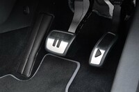 ペダルにはオーディオの再生と一時停止のアイコンをあしらうなど、遊び心も忘れない。