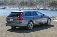 ボディーのスリーサイズは4935×1890×1475mm。「Eクラス」や「5シリーズ」など、ドイツのライバルに近い大きさだ。