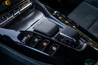トランスアクスル方式の「AMGスピードシフトDCT」と呼ばれる7段ATを搭載。コンフォート/スリッピー/スポーツ/スポーツ+/レース/インディビデュアルの6モードから走行シーンに合わせて任意に選択できる。