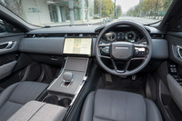 リアルなスイッチ類を削減した、最新の「レンジローバー」に準じたインテリアを採用したのは2024年モデルから。整理整頓が行き届いた落ち着くキャビンだ。