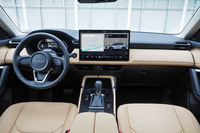 15.6インチサイズの大型センターディスプレイを採用する新型「CX-5」のコックピット。