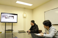 ドライビングポジジョンがどれほど運転のしやすさに影響するかや、運転環境に対するマツダの取り組みなどについて説明を受ける筆者(写真右)。