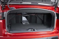 荷室の容量は251リッター。上部には幌が収納されるため、荷物は横に押し込む形で入れることになる。トランクスルー機構も備わる。