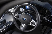 操舵量に合わせてギアレシオを連続的に変化させる「バリアブル・スポーツ・ステアリング」を装備。タイトコーナーでの取り回し性とダイナミックなスポーツ走行を両立させる。