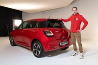 新型「スズキ・スイフト」と筆者。