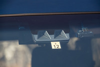 ステレオカメラを用いた新しい予防安全・運転支援システムの採用も新型のトピック。車線維持支援機能やふらつき警報、交通標識の認識機能などが新たに追加された。