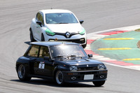 スポーツ走行の「ルノー・スポールカップ」の様子。最新のR.S.モデルはもちろん、「サンクターボ2」や「クリオV6」といった珍しい車両も登場した。