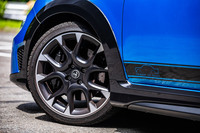 専用アイテムとなるダイヤモンド仕上げの17インチ10本スポークアルミホイールに、前後とも205/40ZR17サイズの「ミシュラン・パイロットスポーツ3」タイヤを組み合わせていた。